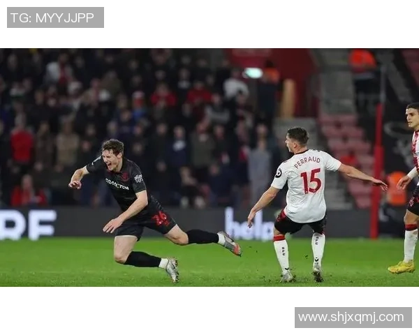 足球明星点球失误瞬间引发热议球迷反应各异情绪复杂 足球明星点球失误瞬间引发热议球迷反应各异情绪复杂